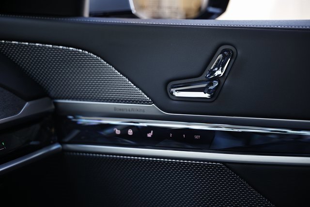 Used 2025 BMW 740i xDrive image 40