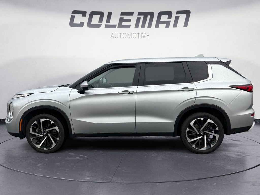 Used 2024 Mitsubishi Outlander SE image 2
