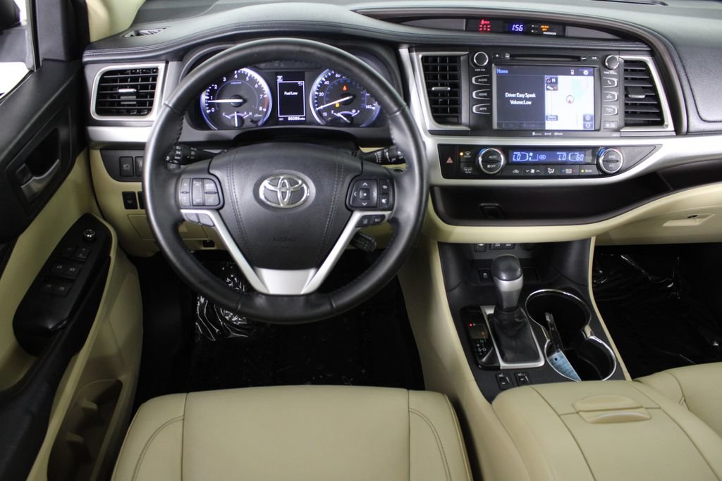 Used 2017 Toyota Highlander XLE FWD image 6