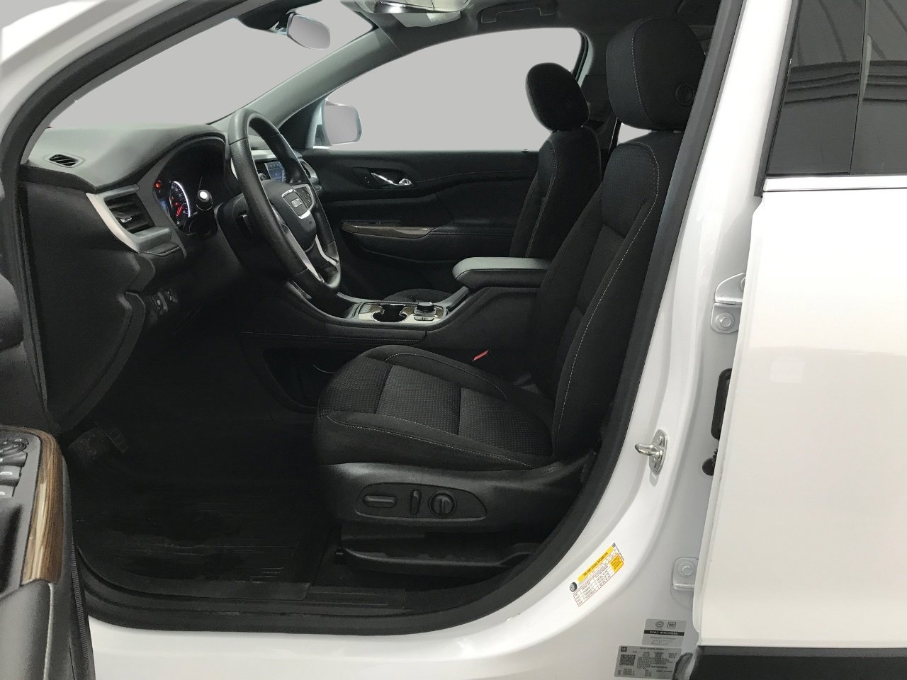 Certified 2023 GMC Acadia SLE w/ Driver Convenience Package image 9