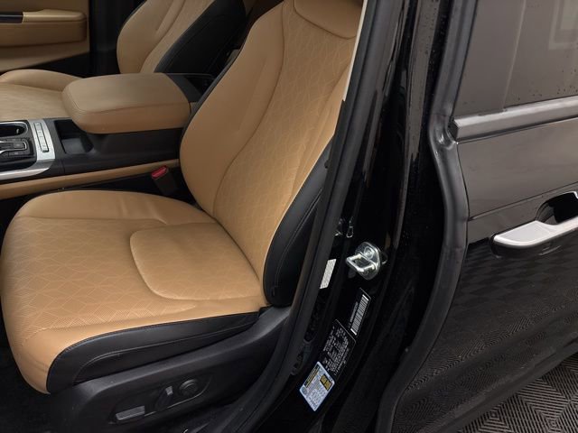 Used 2024 Kia Carnival LX FWD image 11