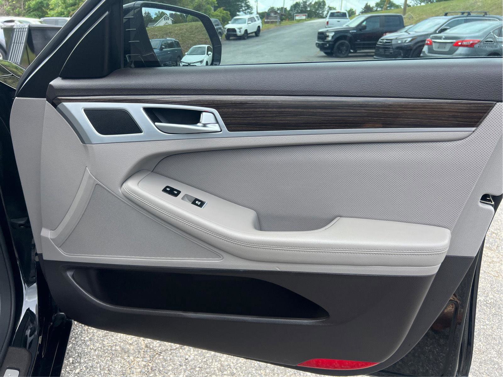 Used 2016 Hyundai Genesis 3.8 RWD image 19