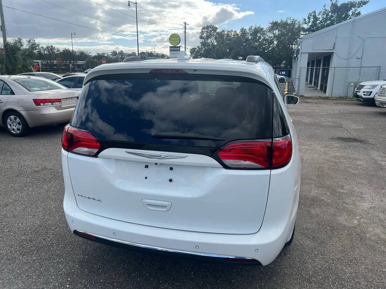 Used 2017 Chrysler Pacifica Touring-L FWD image 4