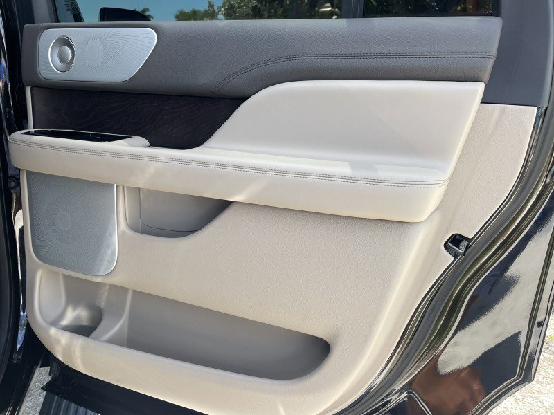 Used 2022 Lincoln Navigator L Reserve RWD image 34