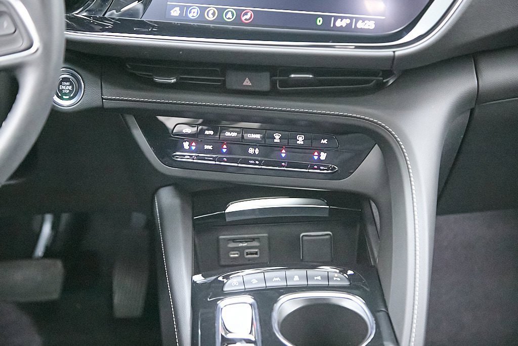 Used 2023 Buick Envision Avenir image 32