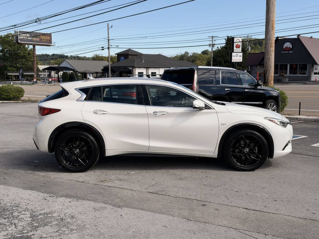 Used 2017 INFINITI QX30 Premium w/ Navigation Package FWD image 7