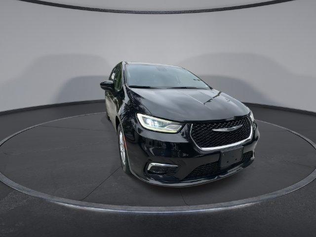 Used 2023 Chrysler Pacifica Touring-L FWD image 2