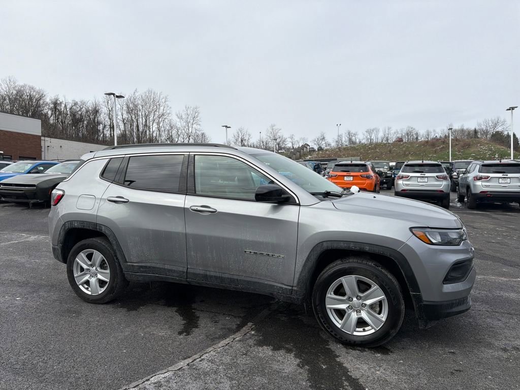 Used 2022 Jeep Compass Latitude image 1