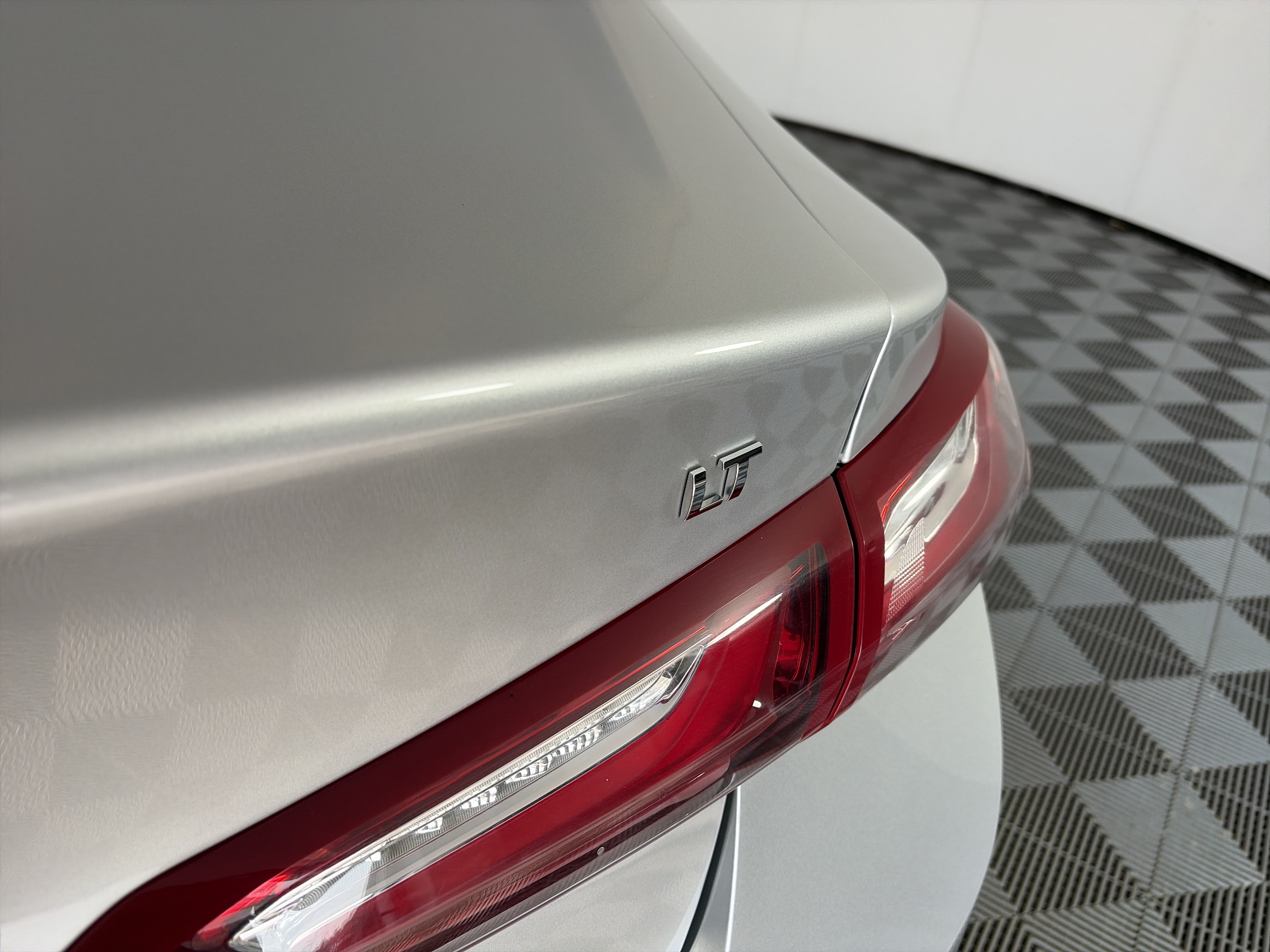 Used 2022 Chevrolet Malibu LT FWD image 16