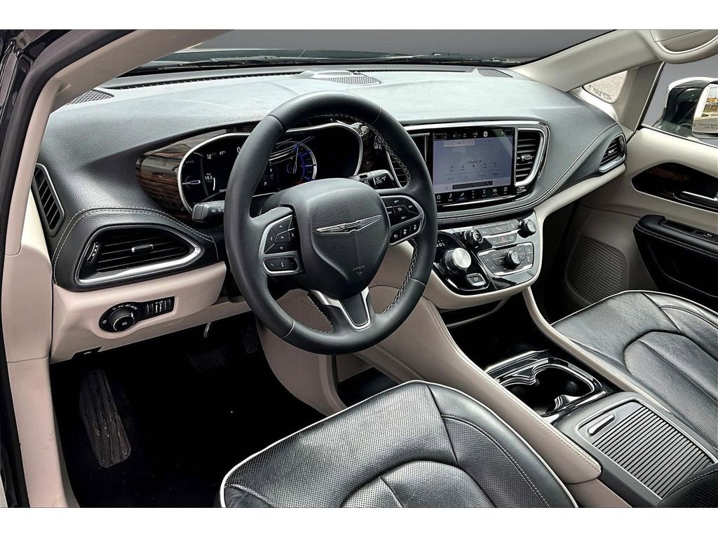Used 2023 Chrysler Pacifica Limited image 14