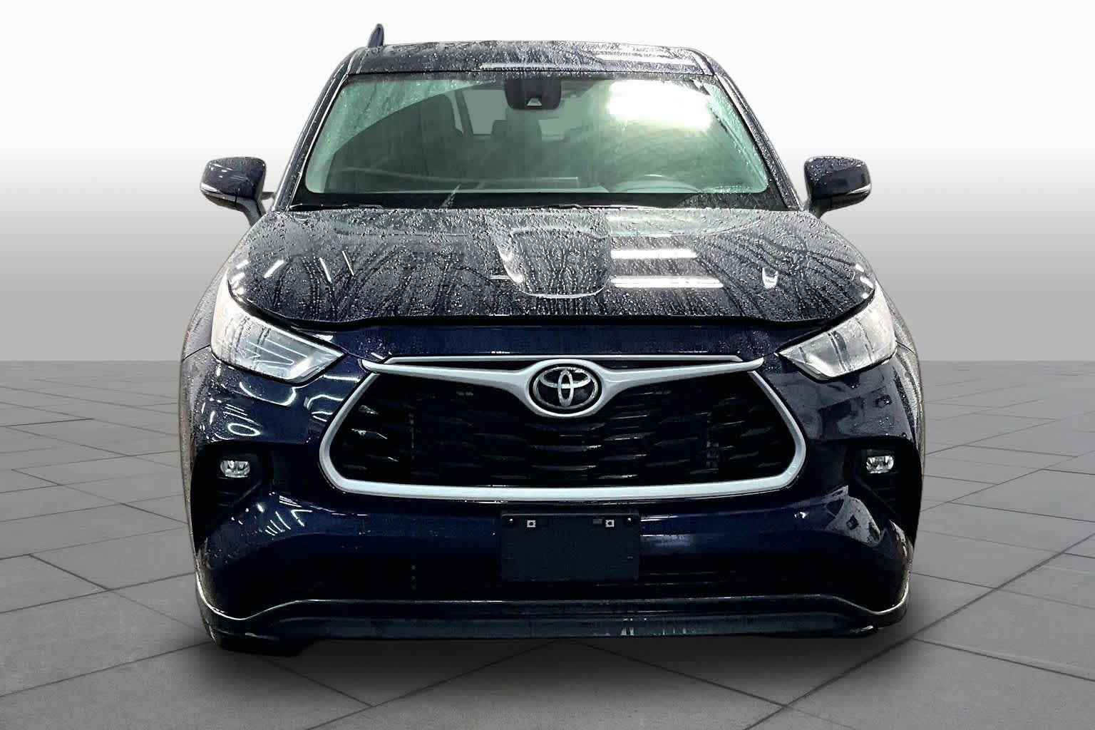 Used 2025 Toyota Highlander LE FWD image 4