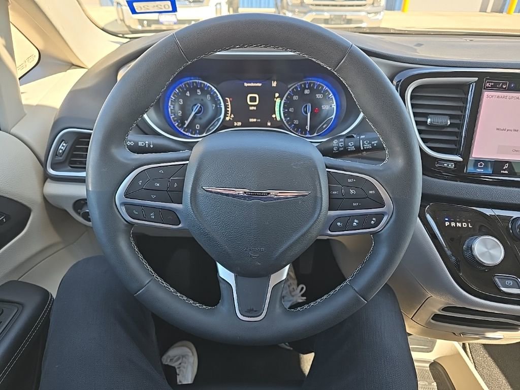 Used 2024 Chrysler Pacifica Touring-L image 18
