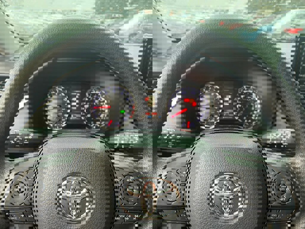 Used 2021 Toyota RAV4 XLE image 19