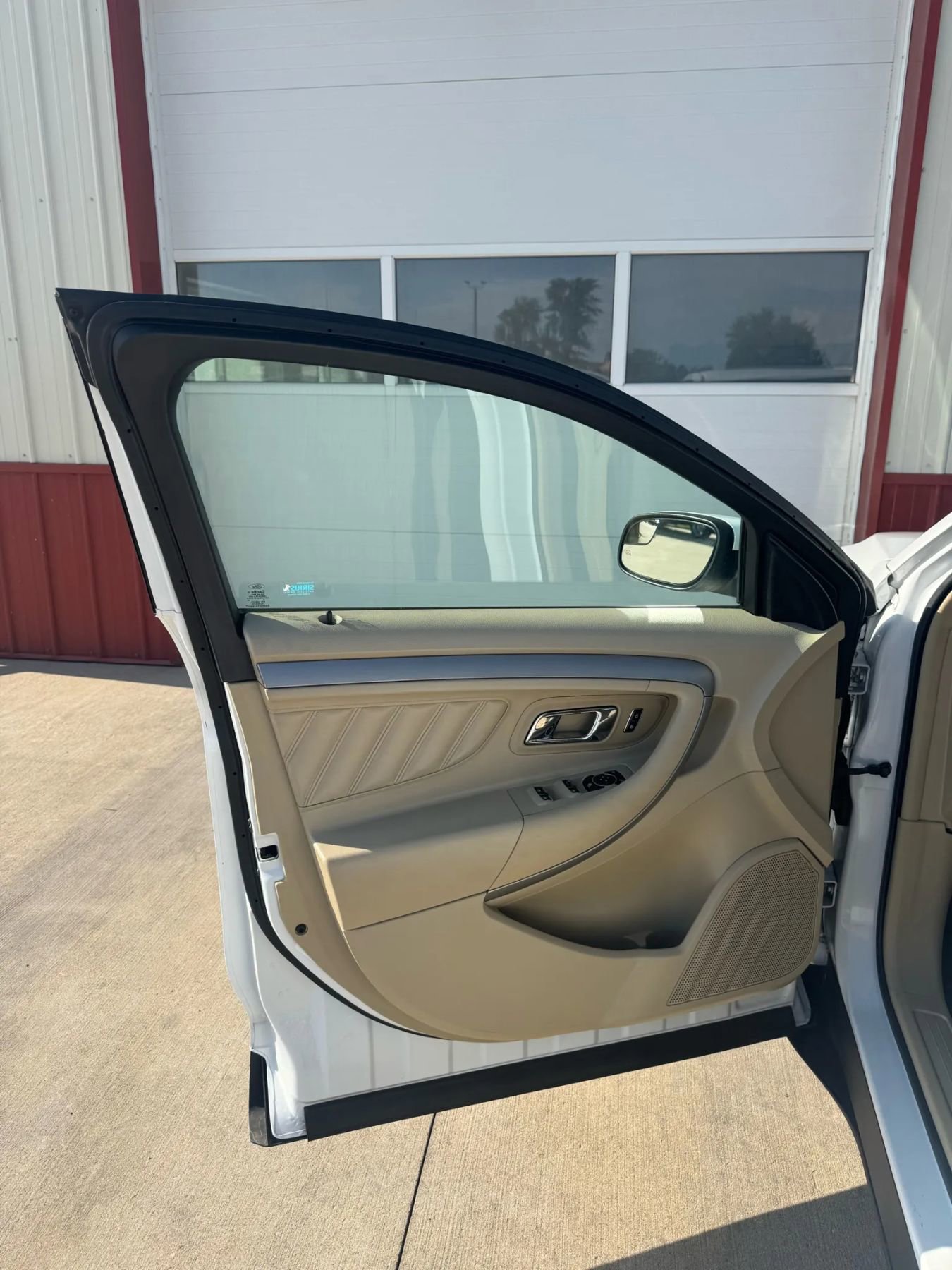 Used 2016 Ford Taurus SEL image 3