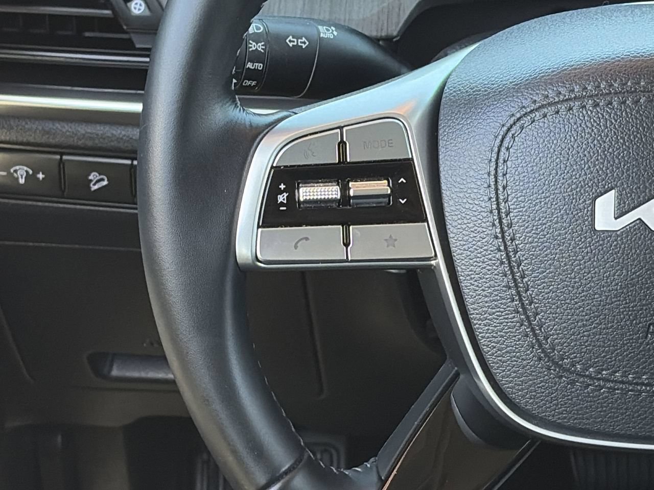 Certified 2025 Kia Telluride EX w/ EX Captain's Chair Package FWD image 22