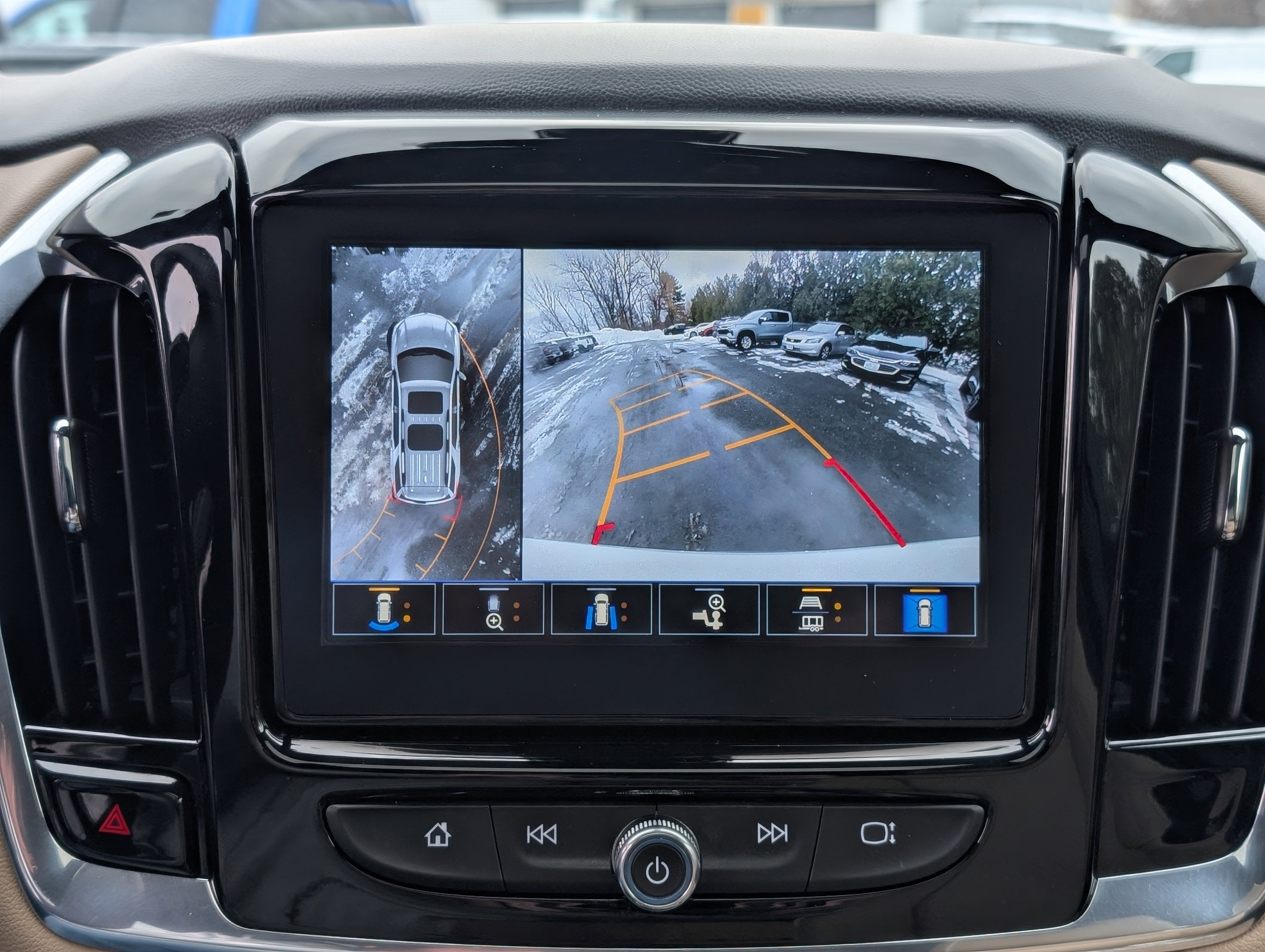 Used 2023 Chevrolet Traverse Premier image 3