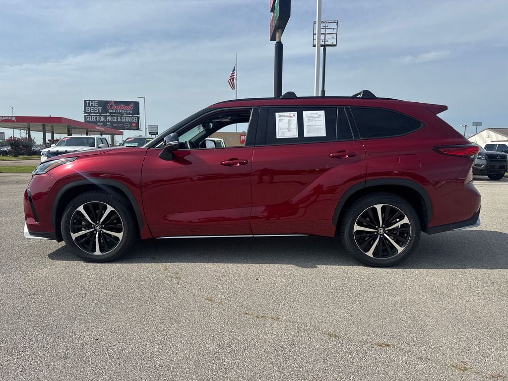 Used 2022 Toyota Highlander XSE FWD image 3