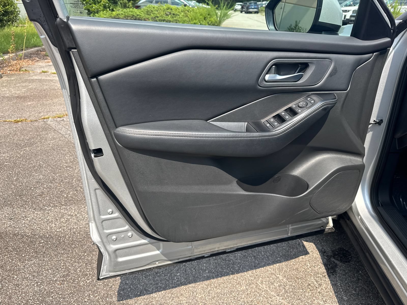 Used 2025 Nissan Rogue SV FWD image 10