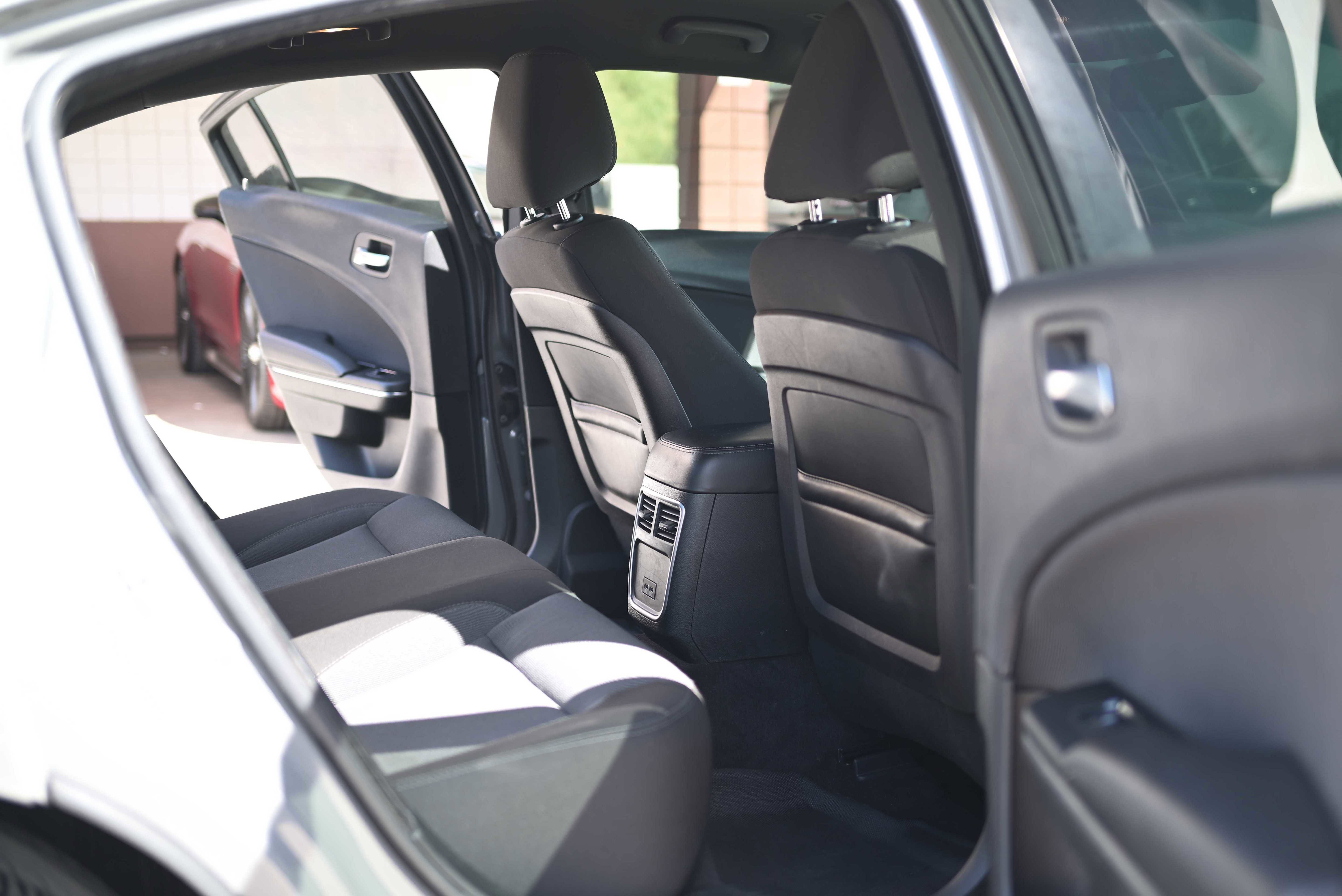 Used 2017 Dodge Charger SE RWD image 11