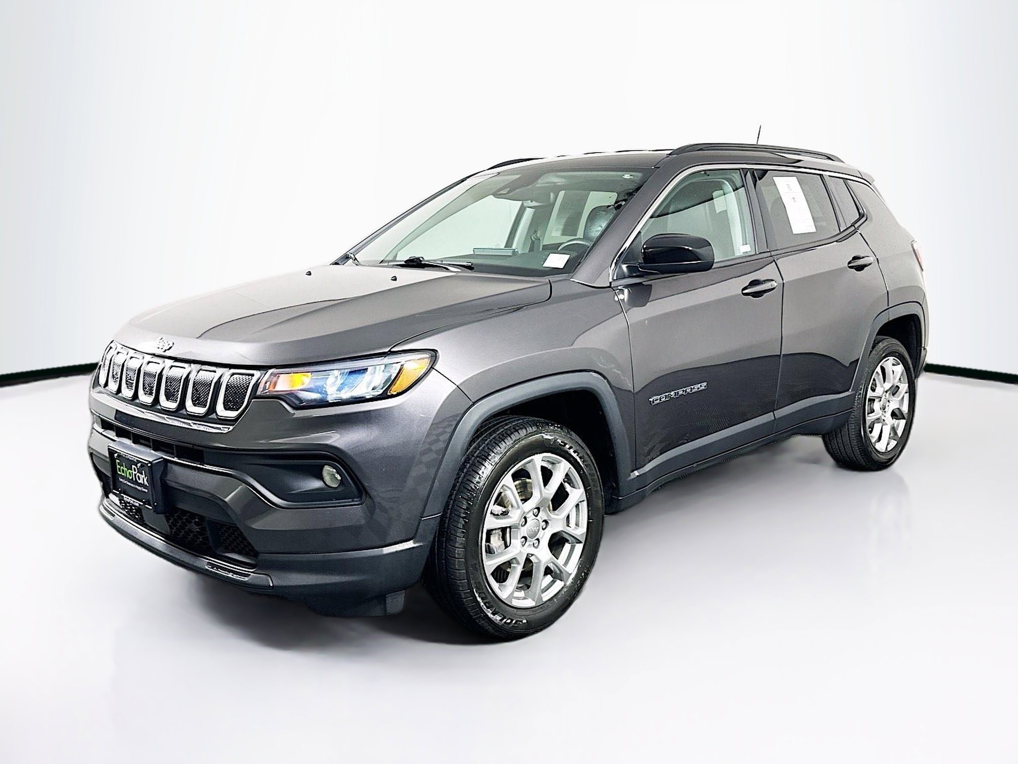 Used 2022 Jeep Compass Latitude image 3