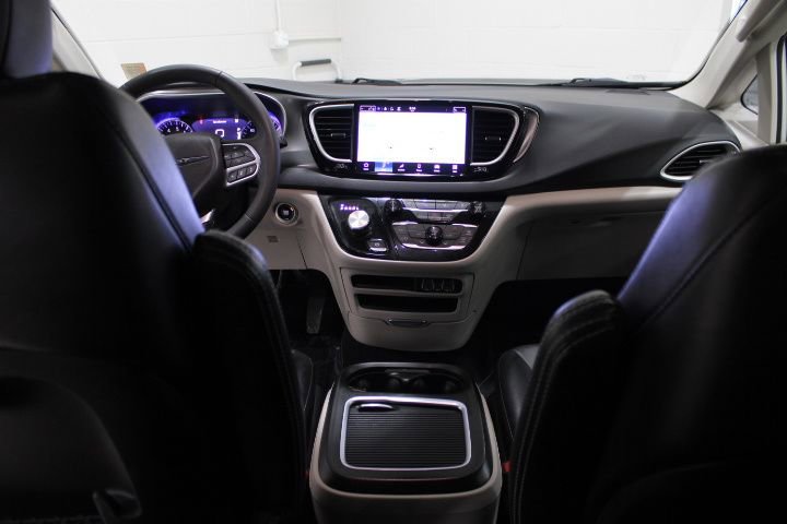 Used 2024 Chrysler Pacifica Touring-L image 33
