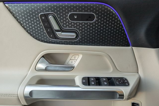 Used 2025 Mercedes-Benz GLB 250 image 12