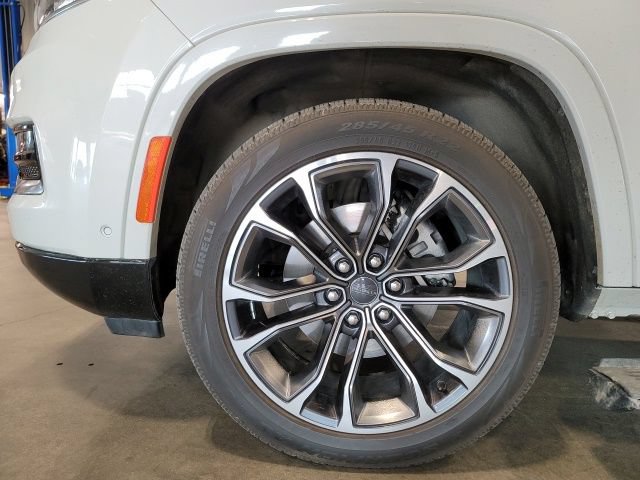 Used 2022 Jeep Grand Wagoneer Series III w/ HD Trailer Tow Package AWD/4WD image 13