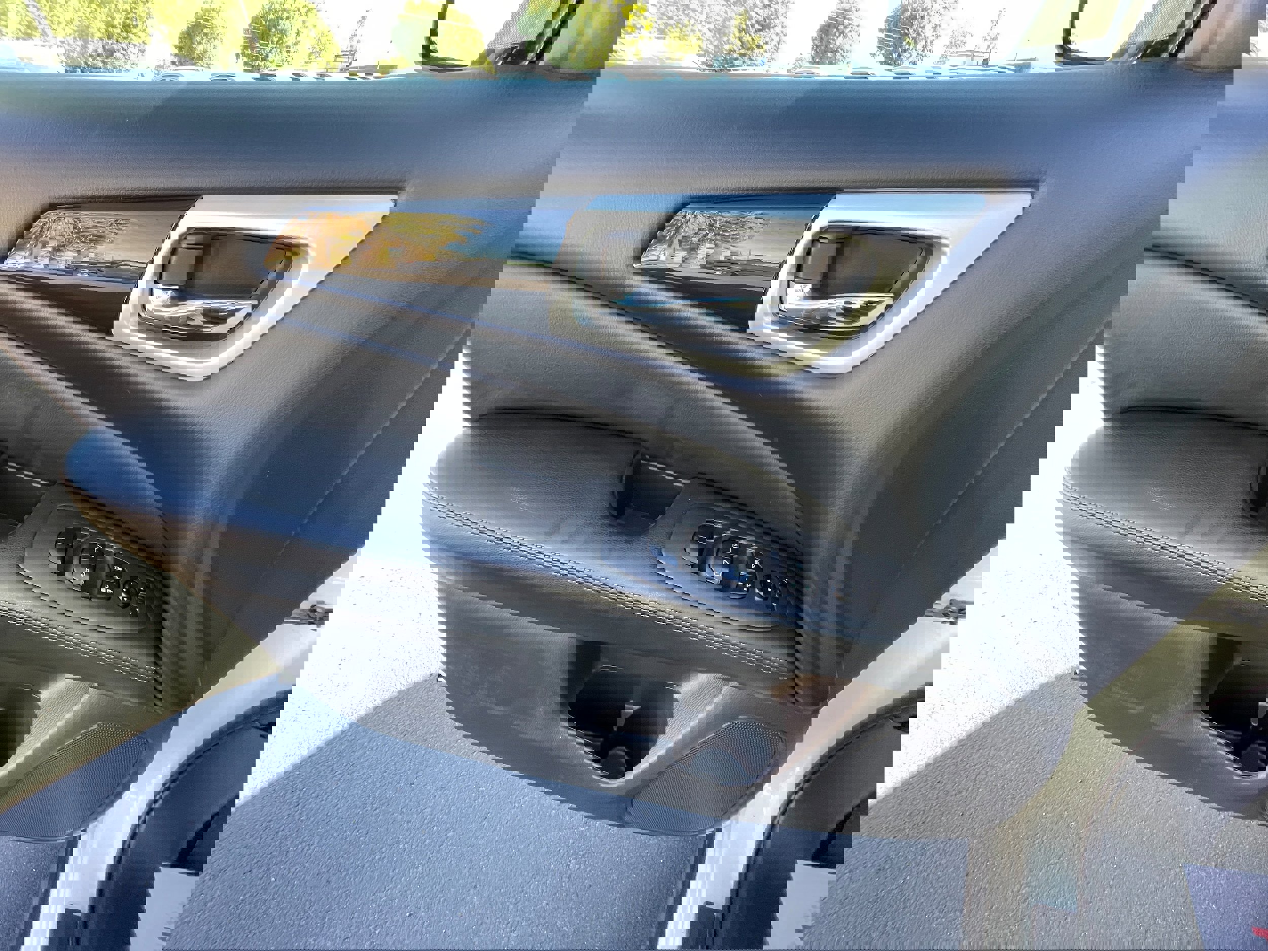 Used 2018 Nissan Pathfinder SV image 12