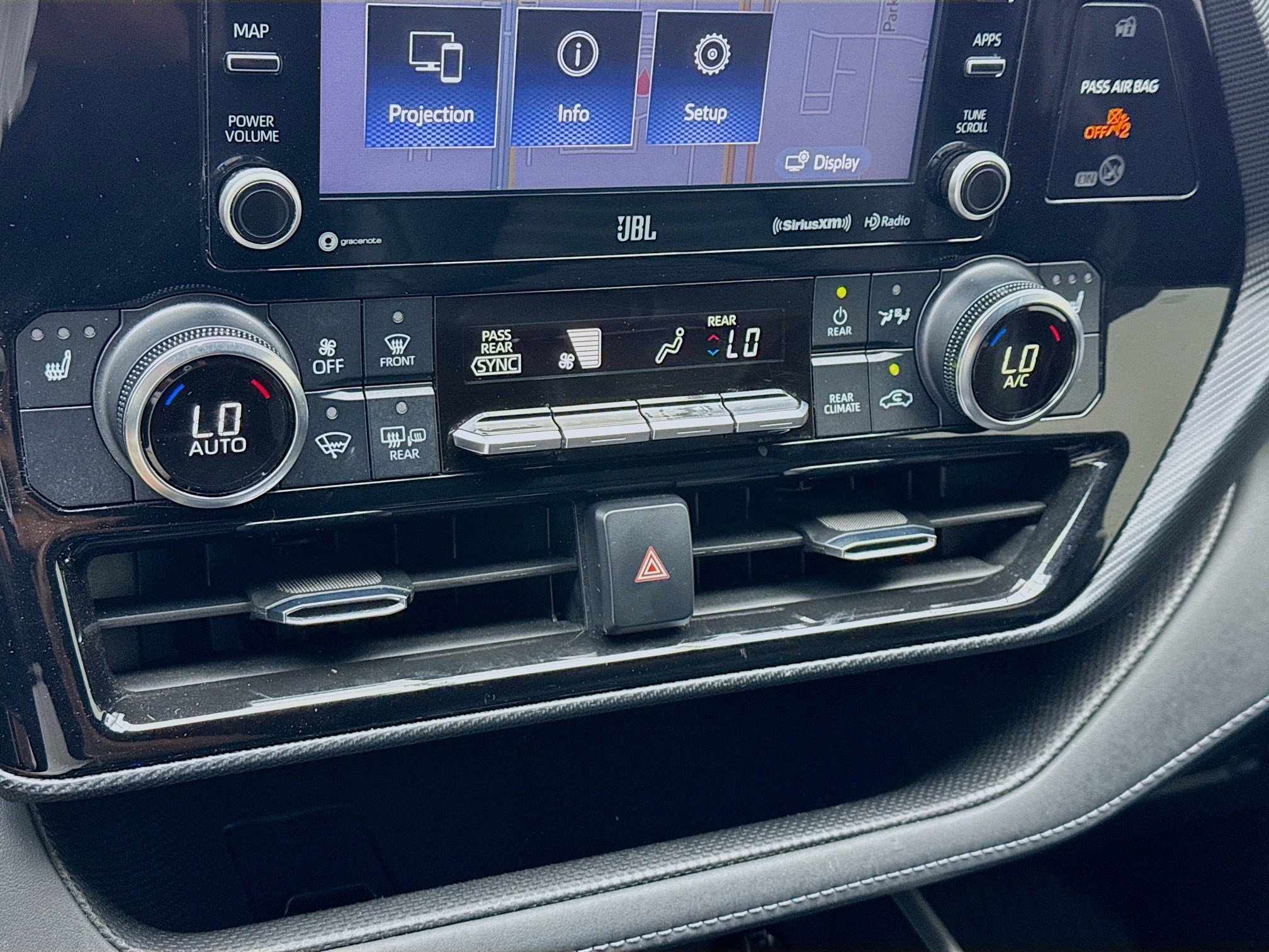 Used 2022 Toyota Highlander XSE FWD image 12