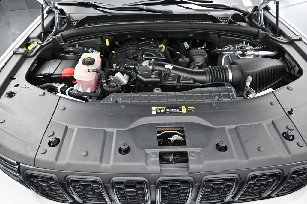 Used 2025 Jeep Grand Cherokee L Limited w/ Black Appearance Package RWD image 17