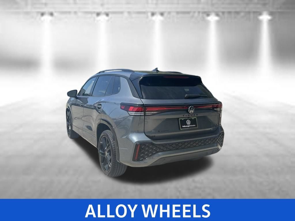 Certified 2025 Volkswagen Tiguan SE R-Line AWD/4WD image 3