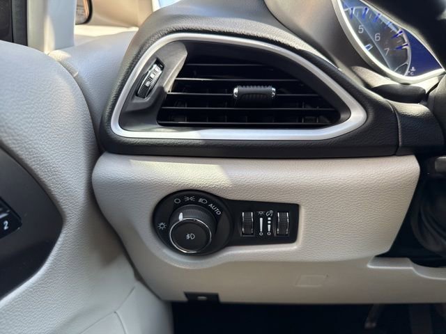 Used 2024 Chrysler Pacifica Touring-L image 14