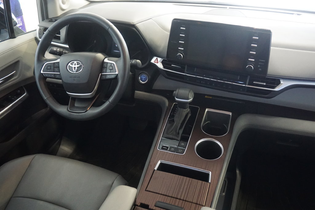 Used 2024 Toyota Sienna XLE FWD image 28