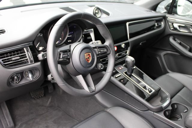Certified 2026 Porsche Macan AWD/4WD image 4