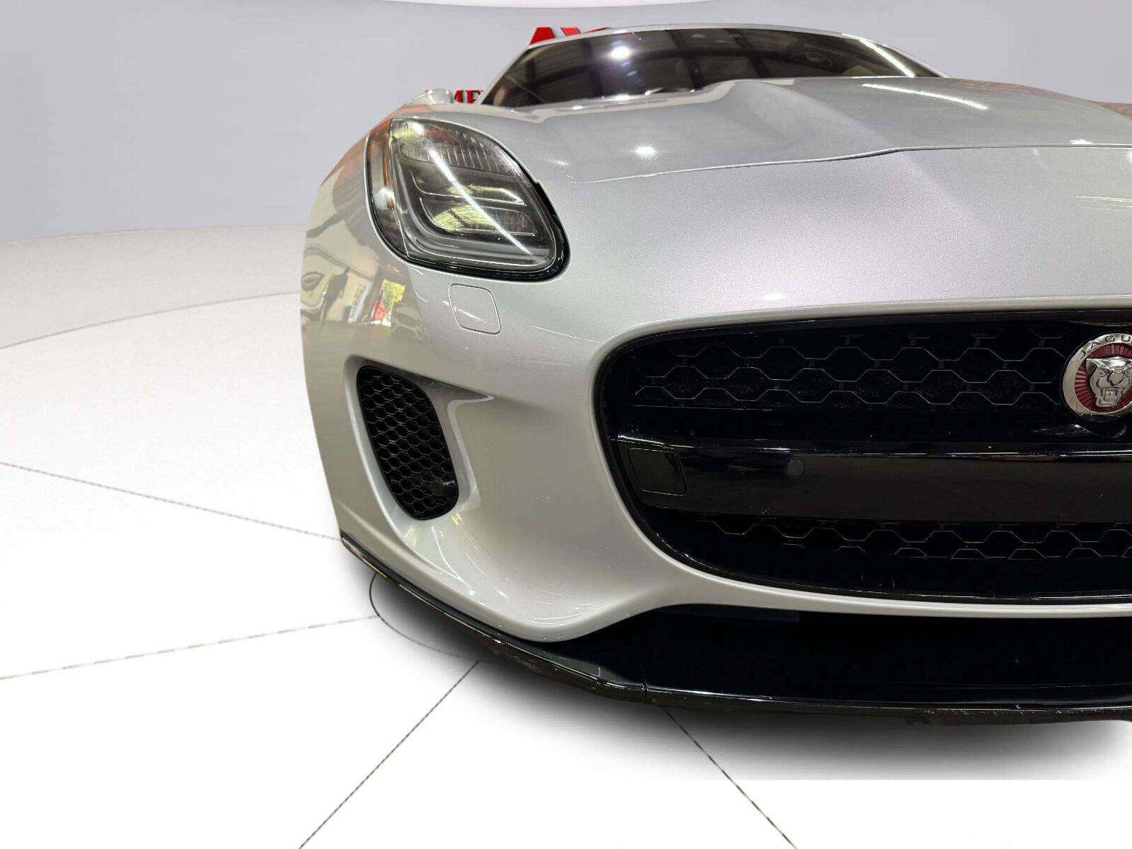 Used 2019 Jaguar F-TYPE Convertible RWD image 12