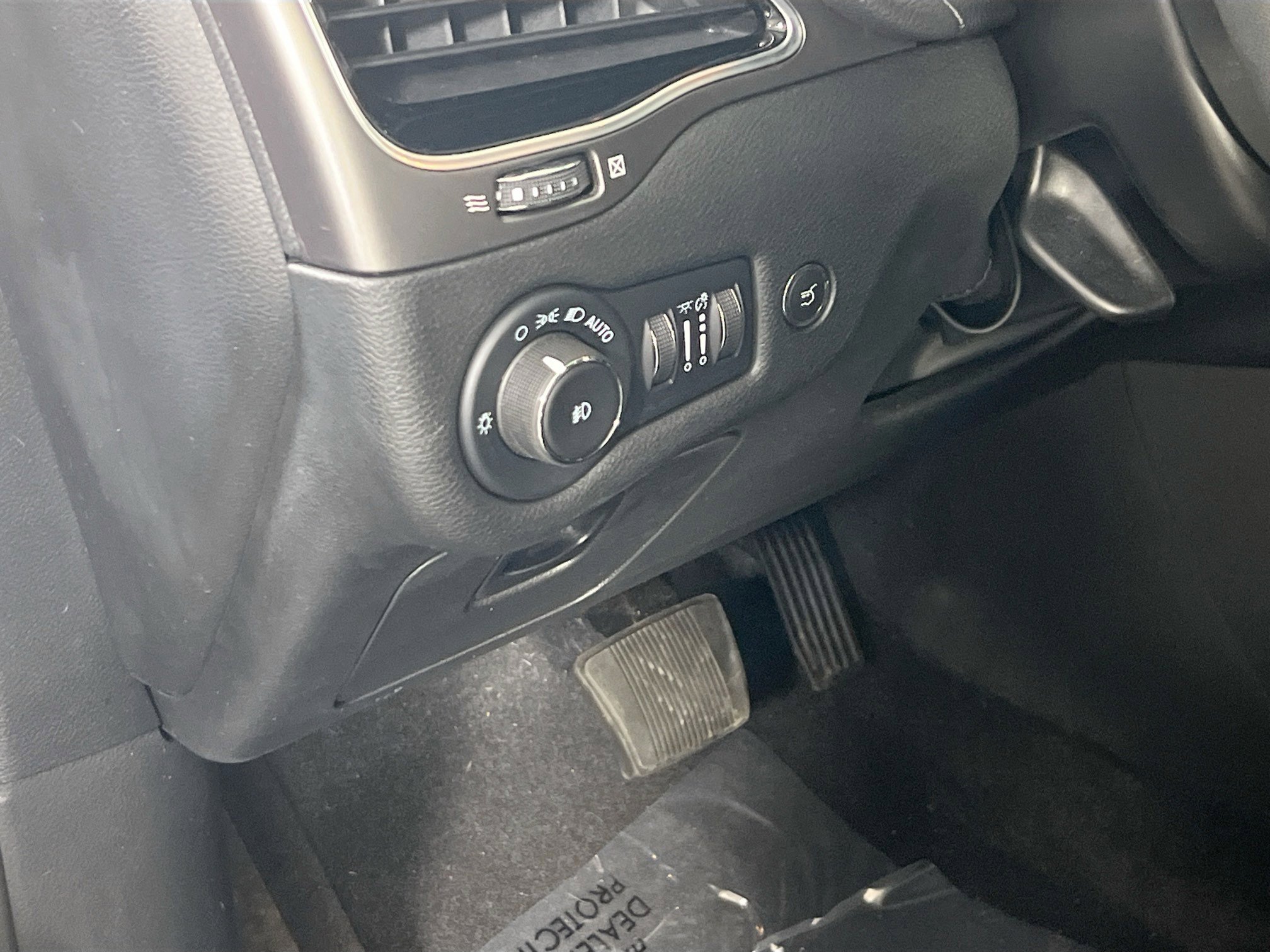 Used 2022 Jeep Cherokee Limited image 10