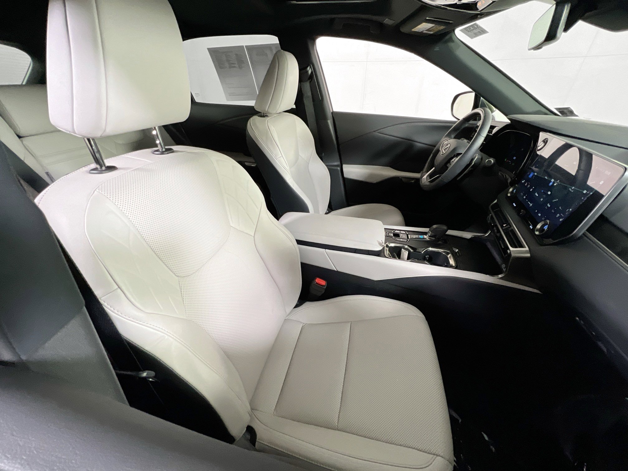 Used 2025 Lexus RX 350h w/ Accessory Package image 28