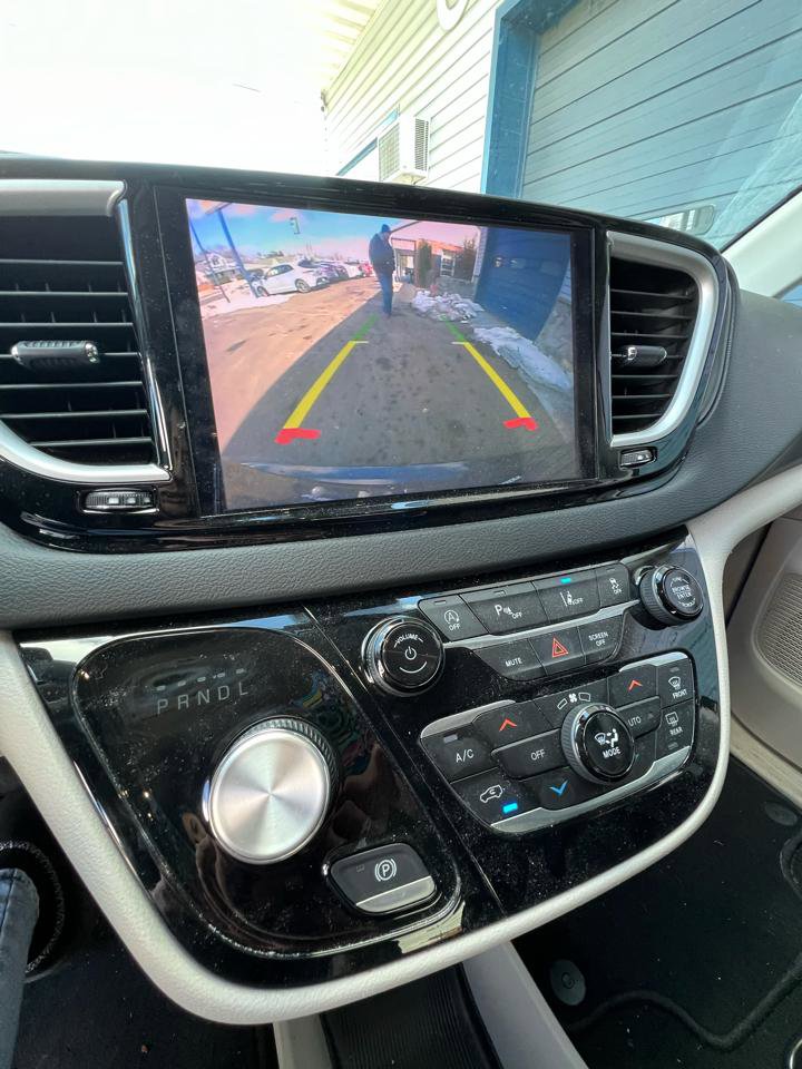 Used 2023 Chrysler Pacifica Touring-L image 23