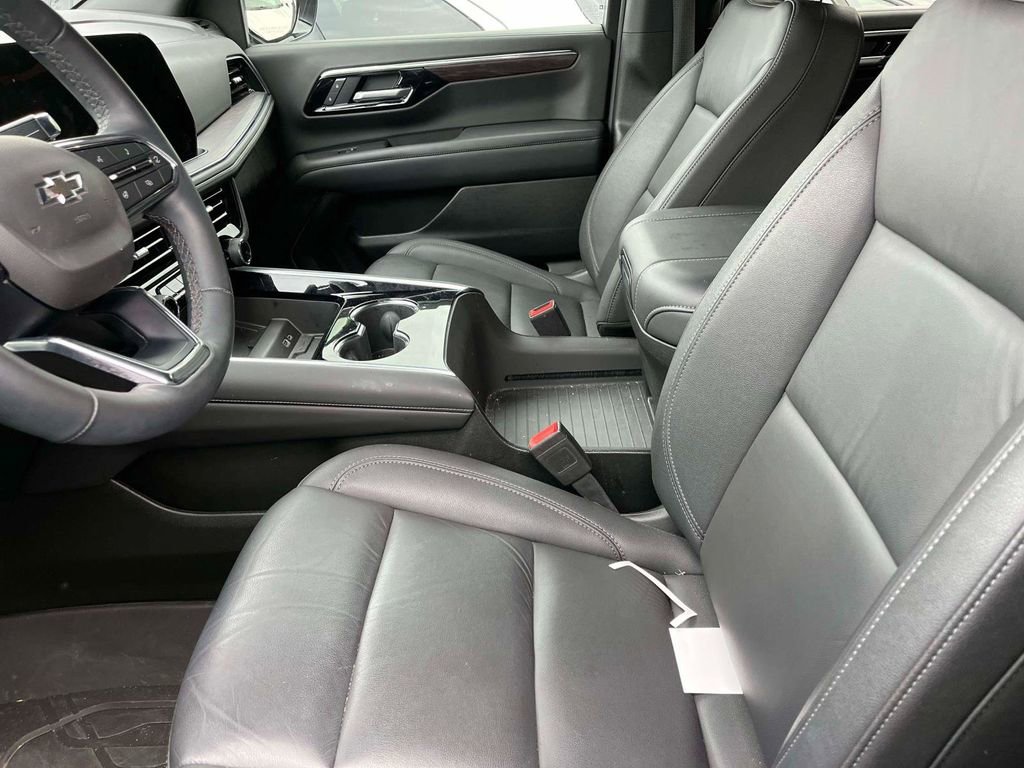 Used 2025 Chevrolet Suburban Z71 w/ Z71 Off-Road Package AWD/4WD image 5