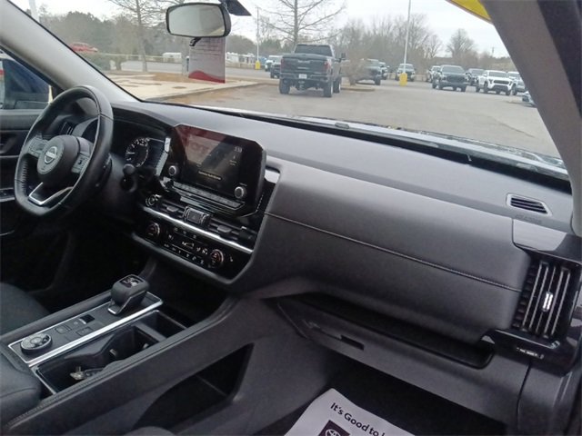 Used 2024 Nissan Pathfinder SV image 32