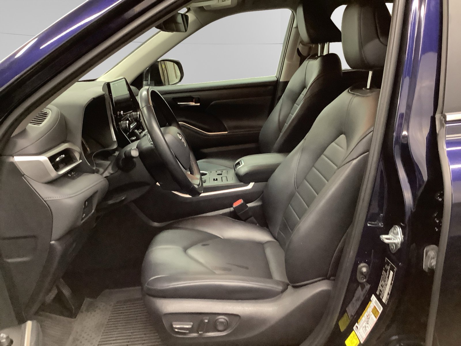 Used 2023 Toyota Highlander XLE image 9