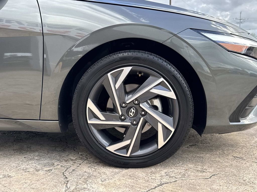 Used 2025 Hyundai Elantra SEL image 17