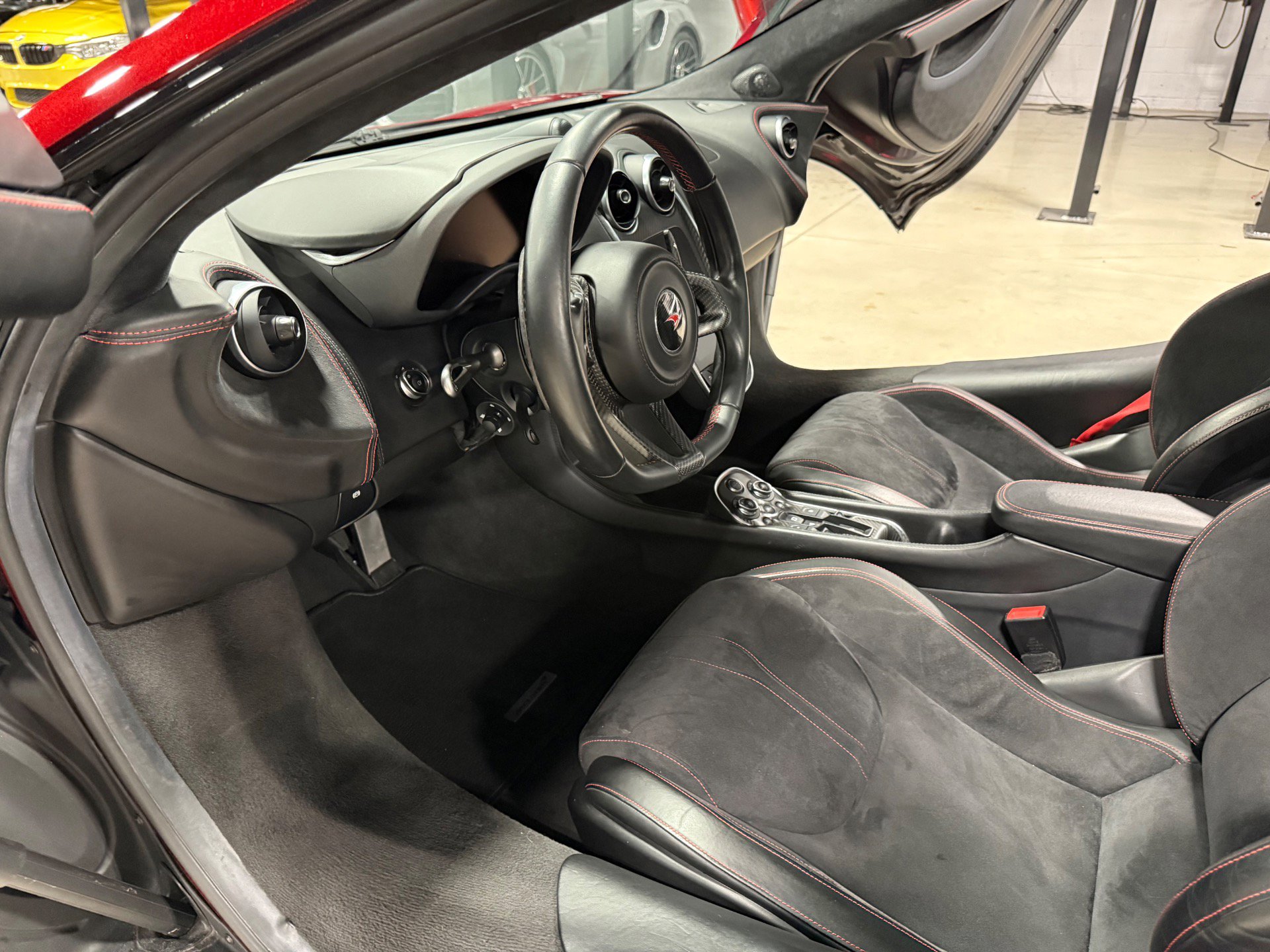Used 2018 McLaren 570S Spider image 32