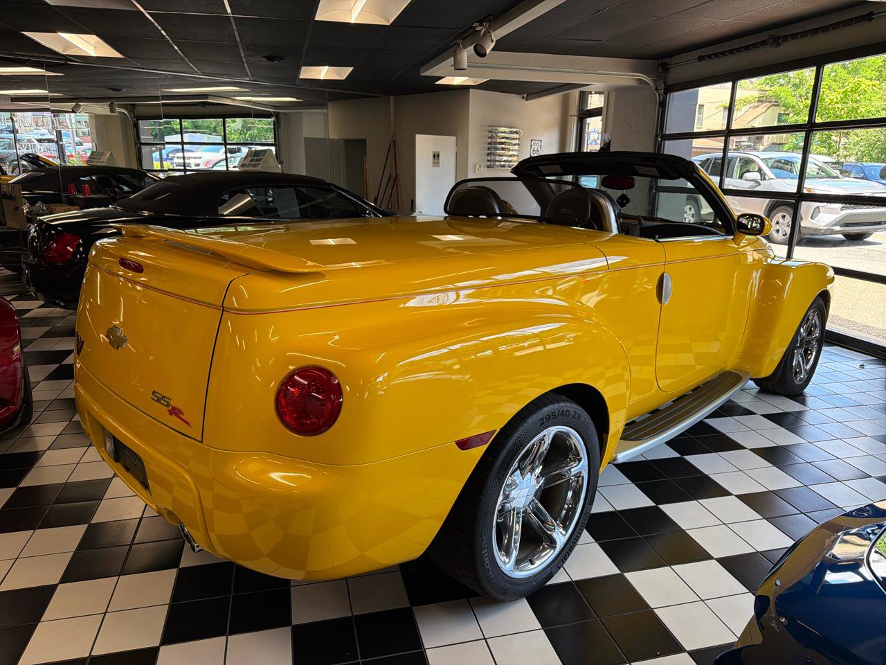 Used 2005 Chevrolet SSR w/ Preferred Equipment Group RWD image 9
