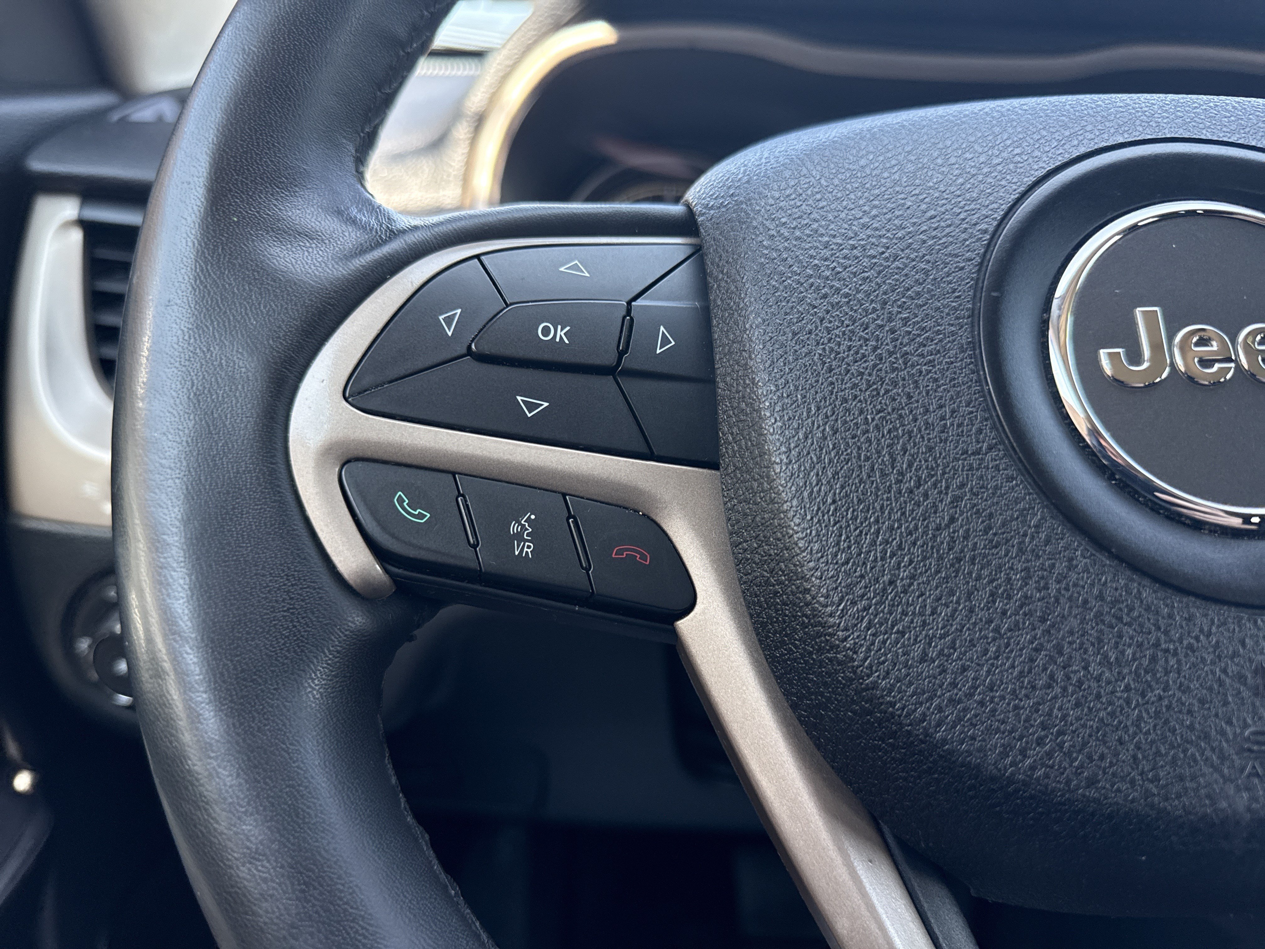 Used 2015 Jeep Cherokee Latitude w/ Cold Weather Group AWD/4WD image 18