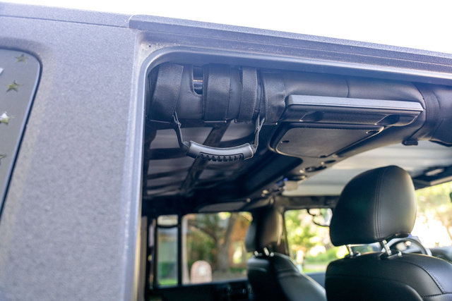 Used 2017 Jeep Wrangler Unlimited Rubicon w/ Connectivity Group AWD/4WD image 58