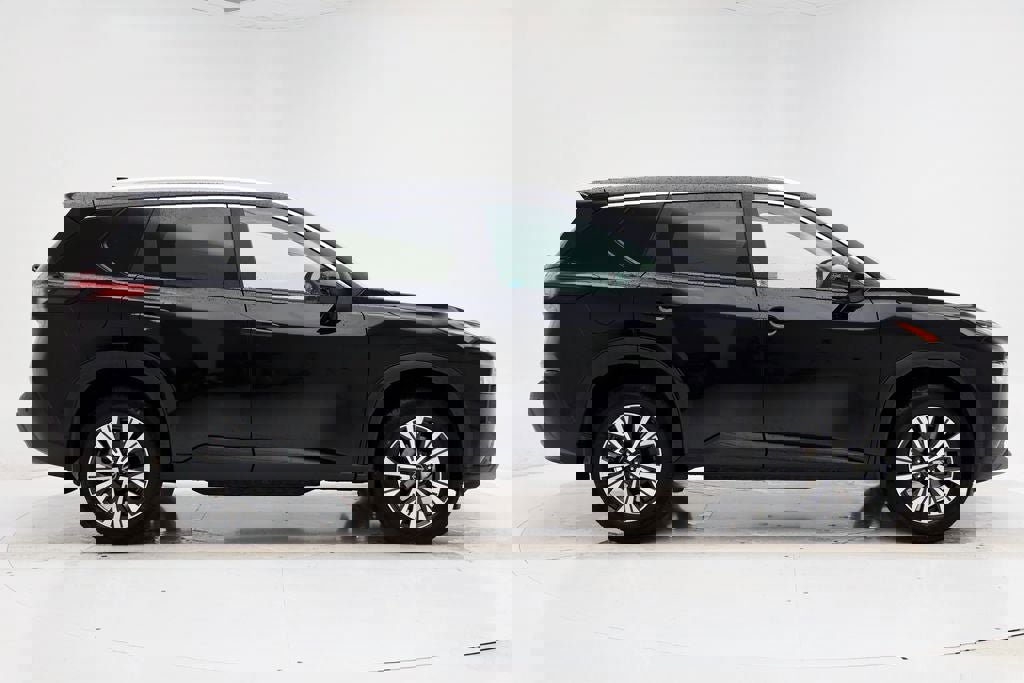 Used 2023 Nissan Rogue SV w/ SV Premium Package image 2