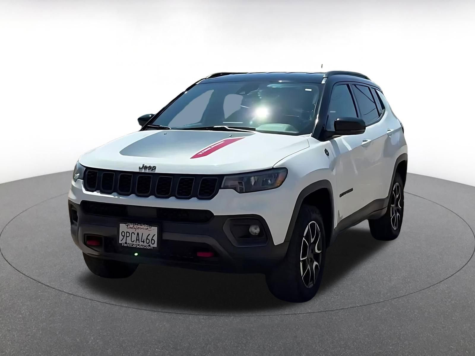 Used 2025 Jeep Compass Trailhawk image 4