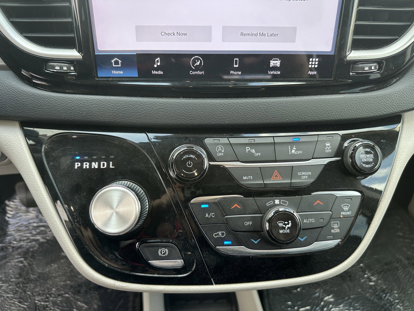 Used 2023 Chrysler Pacifica Touring-L FWD image 17