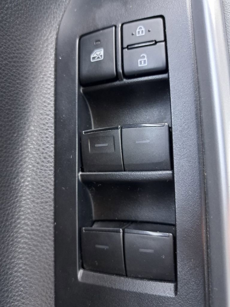 Used 2021 Toyota Highlander XLE image 16